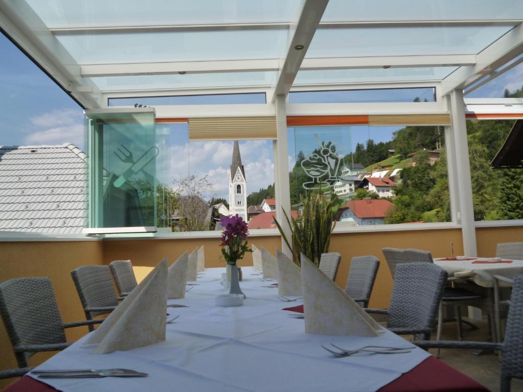 Restaurant - Cafe - Pension Hassler แบร์ก อิม เดราทาล ภายนอก รูปภาพ