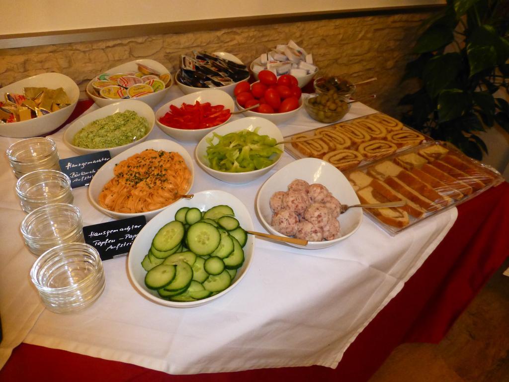 Restaurant - Cafe - Pension Hassler แบร์ก อิม เดราทาล ภายนอก รูปภาพ