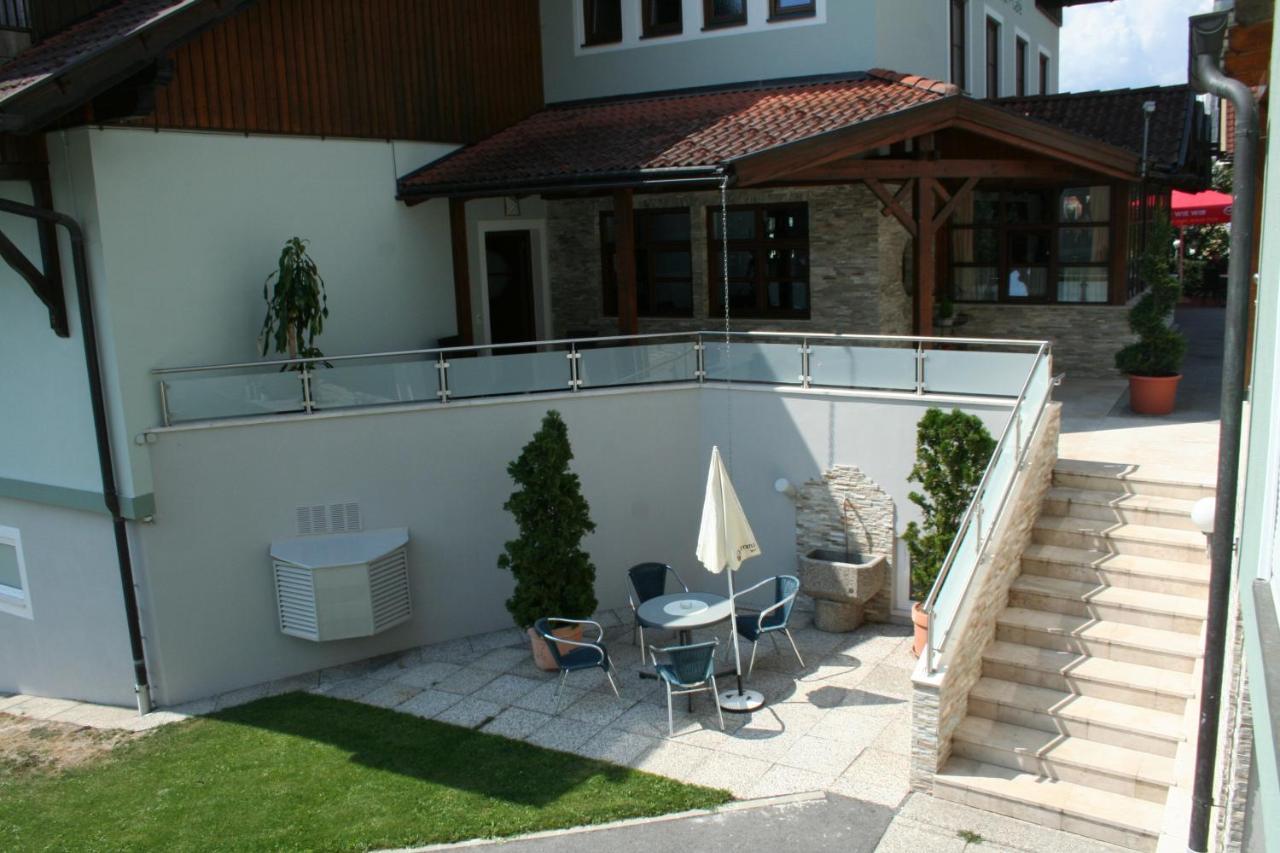 Restaurant - Cafe - Pension Hassler แบร์ก อิม เดราทาล ภายนอก รูปภาพ